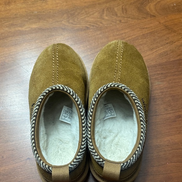 Koolaburra Kids Brown Slip-On Slippers - Picture 3 of 4